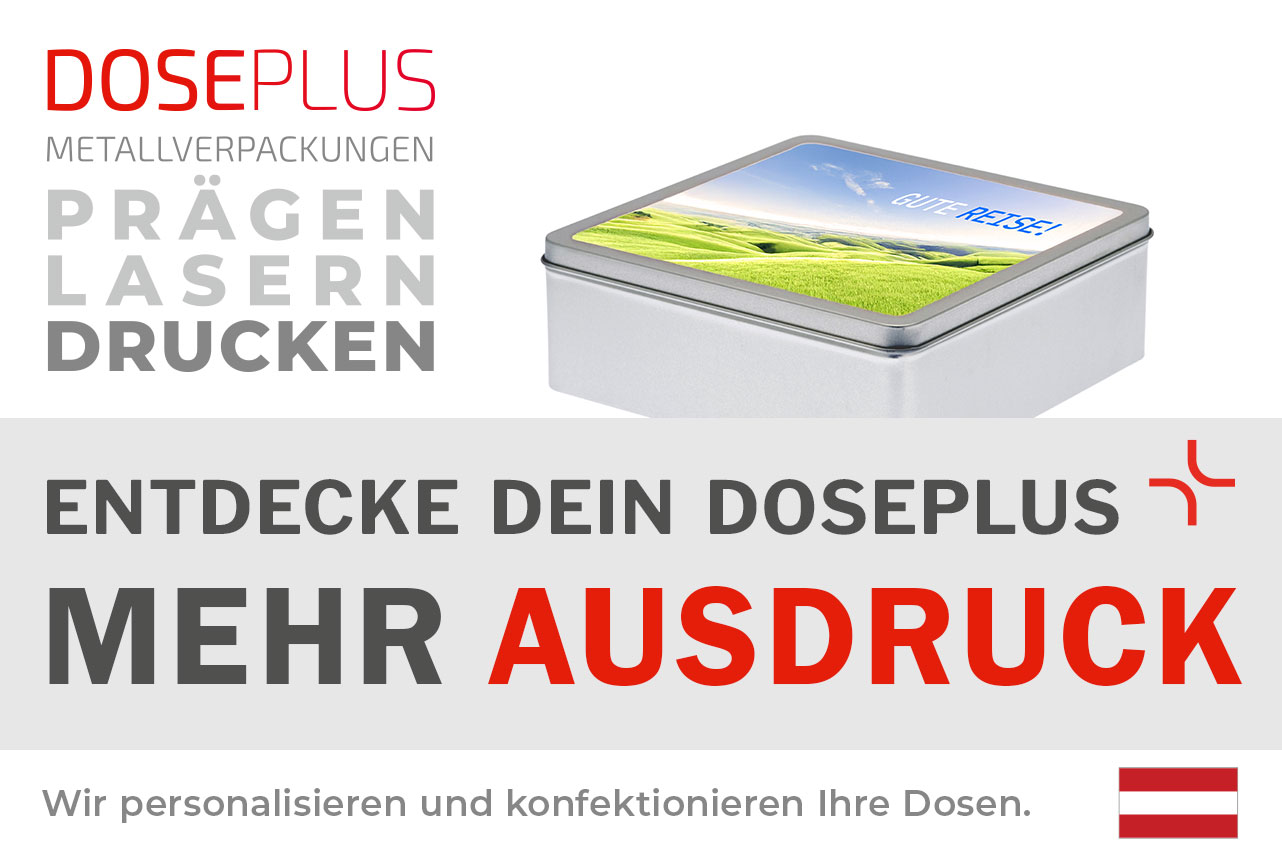 Doseplus quadratische silberne Metalldose mit farbigem Digitaldruck einer grünen Landschaft und der Aufschrift „Gute Reise!“. Text: „Metallverpackungen prägen, lasern, drucken – Entdecke dein Doseplus, mehr Ausdruck“.