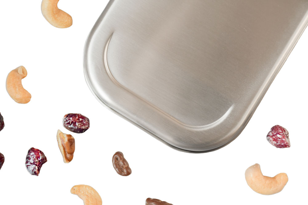 Nahansicht Edelstahldeckel mit Nüssen und Trockenfrüchten – Ersatzdeckel für Lunchbox aus Edelstahl.