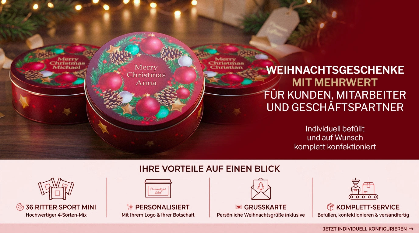 Drei rote runde Metalldosen mit weihnachtlich bedruckten Deckeln auf einem festlich dekorierten Holztisch, eine Dose mit personalisiertem Schriftzug